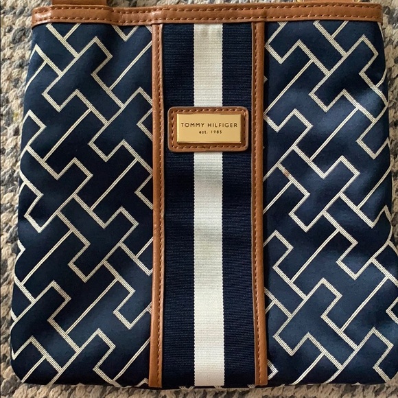 Tommy Hilfiger Crossbody Purse - Picture 2 of 4